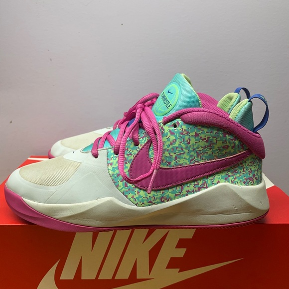 Nike Team Hustle D 9 DIGI (GS) - Picture 1 of 6